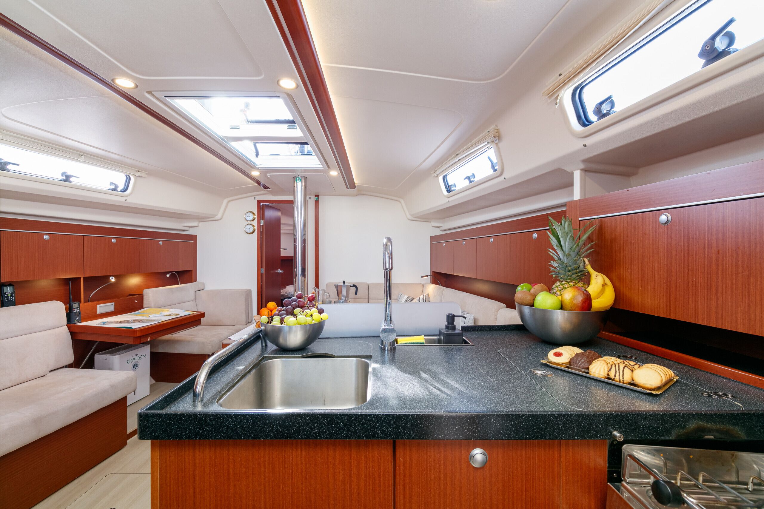Una cocina compacta con lavamanos, encimera y armarios de madera.