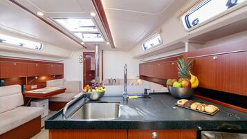 Una cocina compacta con lavamanos, encimera y armarios de madera.