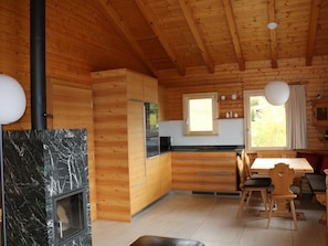 Frigorífic, rentaplats i utensilis de cuina, vaixella i coberteria 
