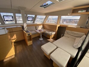 Living area - Sun-Kissed Sailing Adventure in Islas Sarónicas (Alimos)