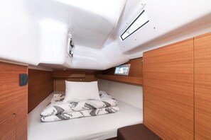 A compact cabin with a bunk bed, a small table, and a control panel. - Sun-Kissed Sailing Adventure in Zadar, Croatia (Biograd na moru)