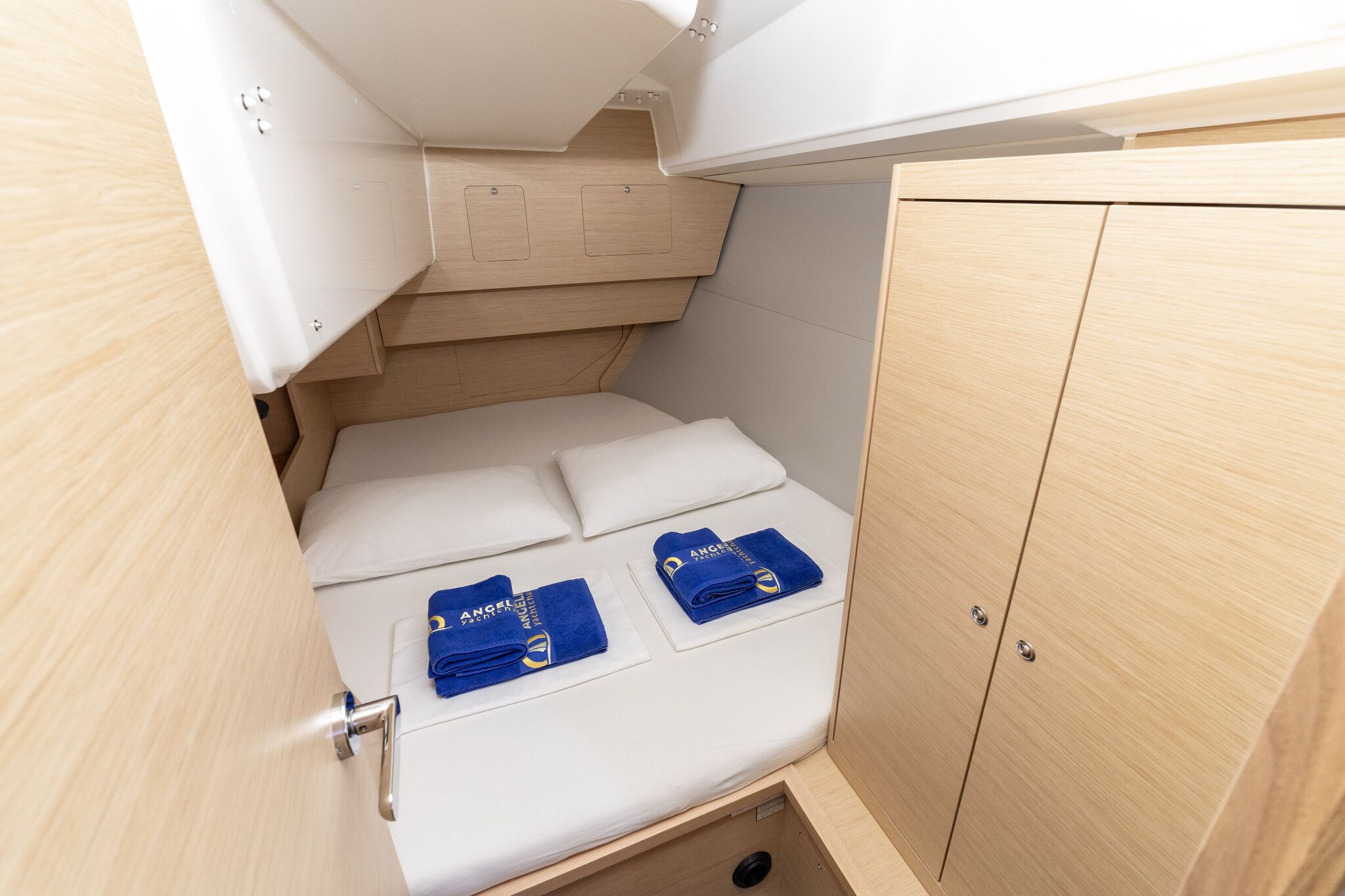 Une pièce de taille modeste comprenant un lit, une armoire et un petit espace de rangement.