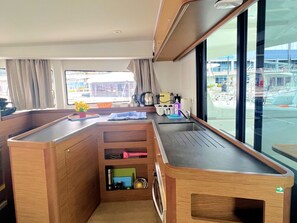 Private kitchen - Sun-Kissed Sailing Adventure in Split, Croatia (Kaštel Gomilica)