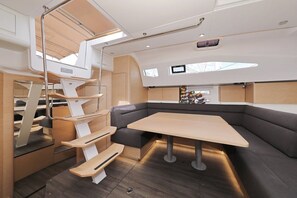 Ein modernes Interieur mit Essbereich, Sitzgelegenheiten und Bedienfeld.