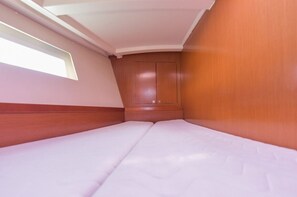 Une cabine équipée d’un lit superposé, d’une armoire et d’un puits de lumière.