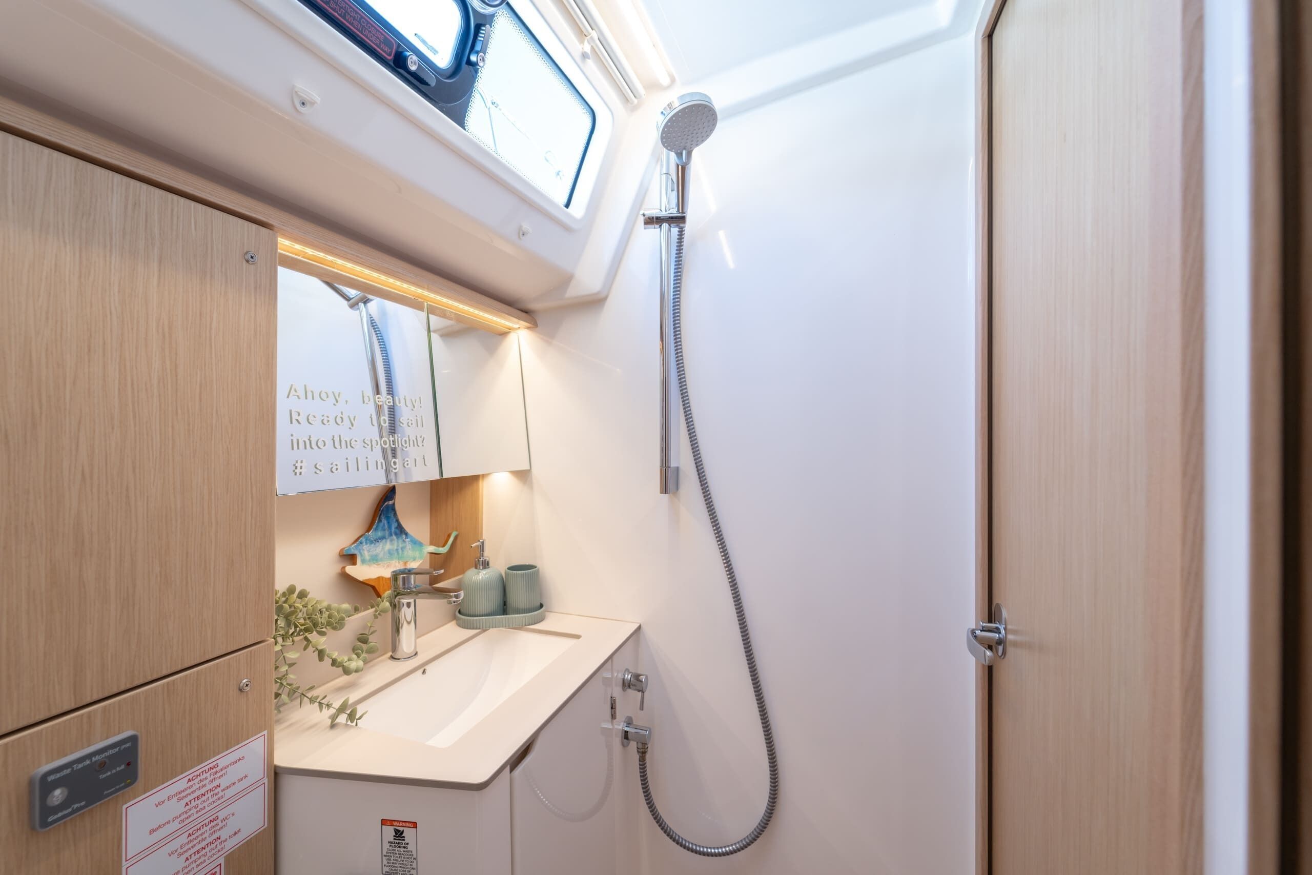 Une petite salle de bain comprenant une douche, un lavabo et un miroir.