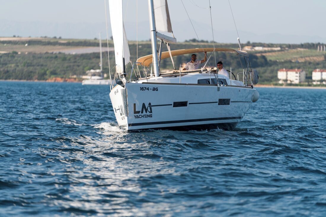 A sailboat with the registration number 1674-BG on the water.