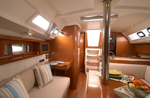Un intérieur compact et bien éclairé, comprenant un coin cuisine, un espace salon et une table à manger.