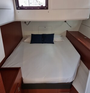 A compact bedroom with a single bed, a small window, and a built-in bench. - Sun-Kissed Sailing Adventure in Istria, Croatia (Pula)