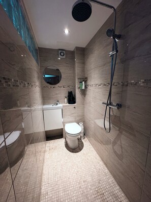 Shower, hair dryer, towels, soap - A beautifully styled duplex apartment with private riverside decking& a fire pit (Sutton Coldfield)