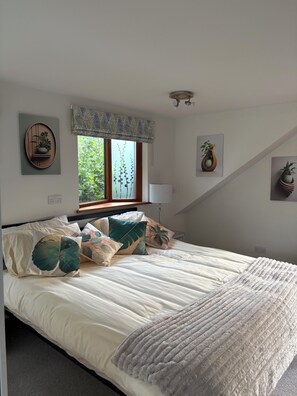 1 bedroom, WiFi, bed sheets, wheelchair access - A beautifully styled duplex apartment with private riverside decking& a fire pit (Sutton Coldfield)