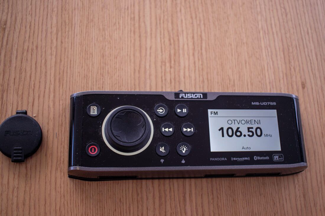 Musta FUSION-radio, jonka näytössä näkyy FM-taajuus 106,50 MHz.
