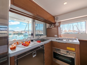 Private kitchen - Sun-Kissed Sailing Adventure in Split, Croatia (Split)