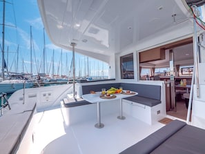 Outdoor dining - Sun-Kissed Sailing Adventure in Split, Croatia (Split)