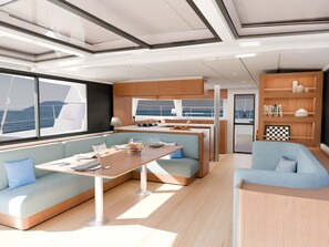 Ein modernes Interieur mit Essbereich, Sitzgelegenheiten und Meerblick.