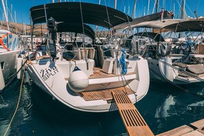 Een kleine boot afgemeerd in een jachthaven, met de naam 'Ziva Split' duidelijk zichtbaar op de zijkant.