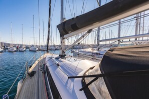 Een jachthaven met meerdere zeilboten afgemeerd.