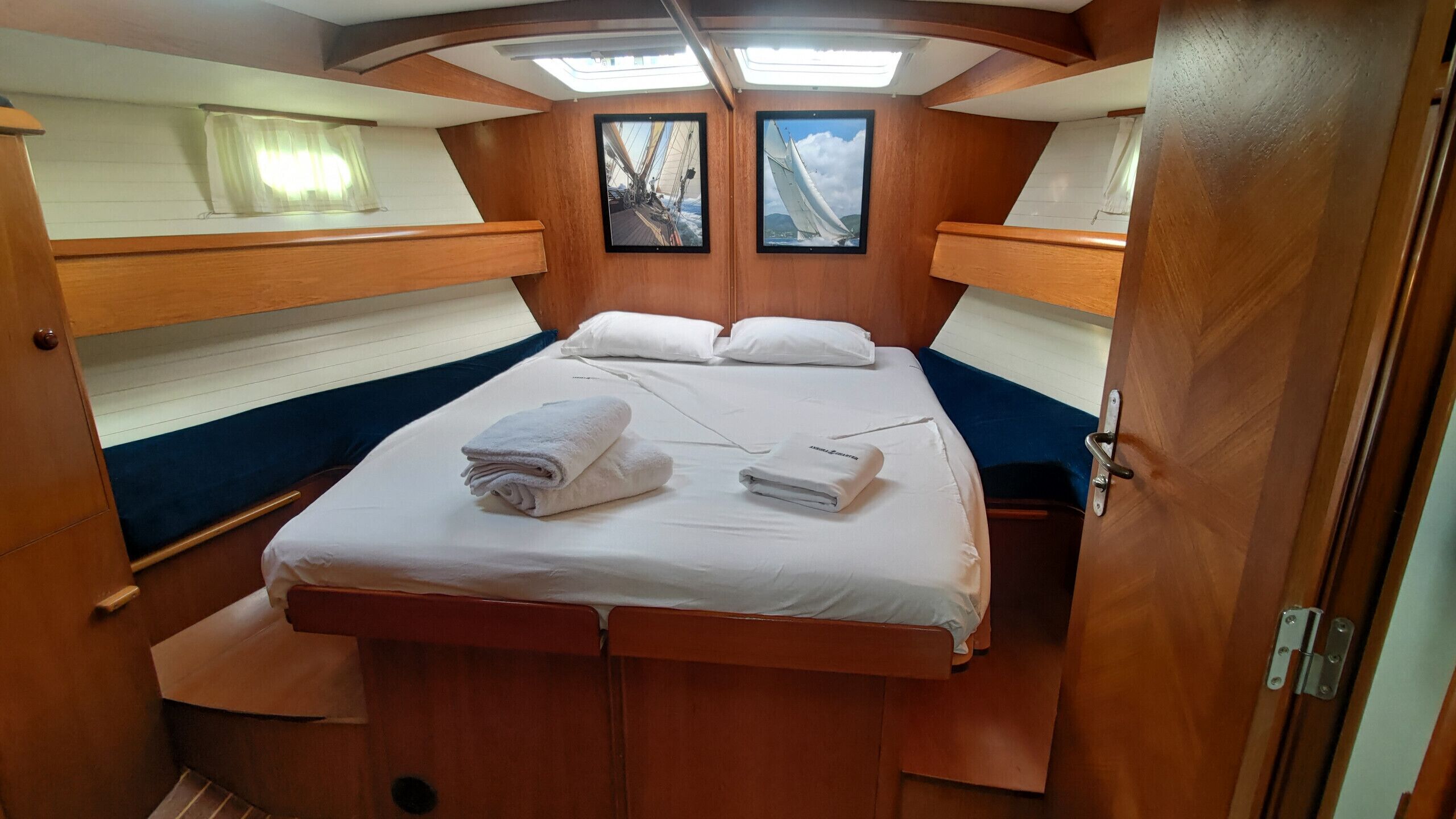 Una cabina compatta con un letto a castello, una piccola scrivania e una finestra vista mare.