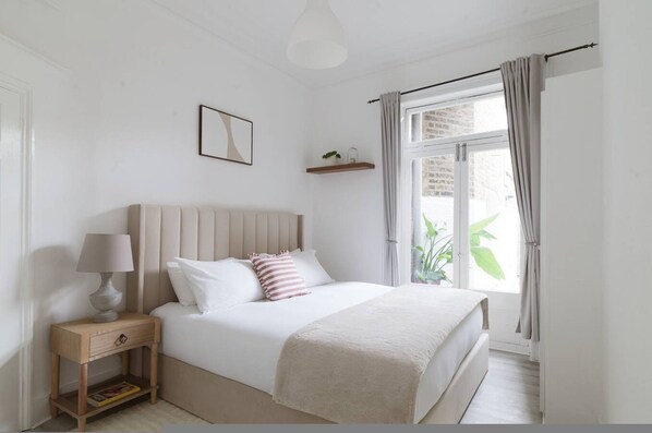Room - Brook Green Stylish 2 bed (London)