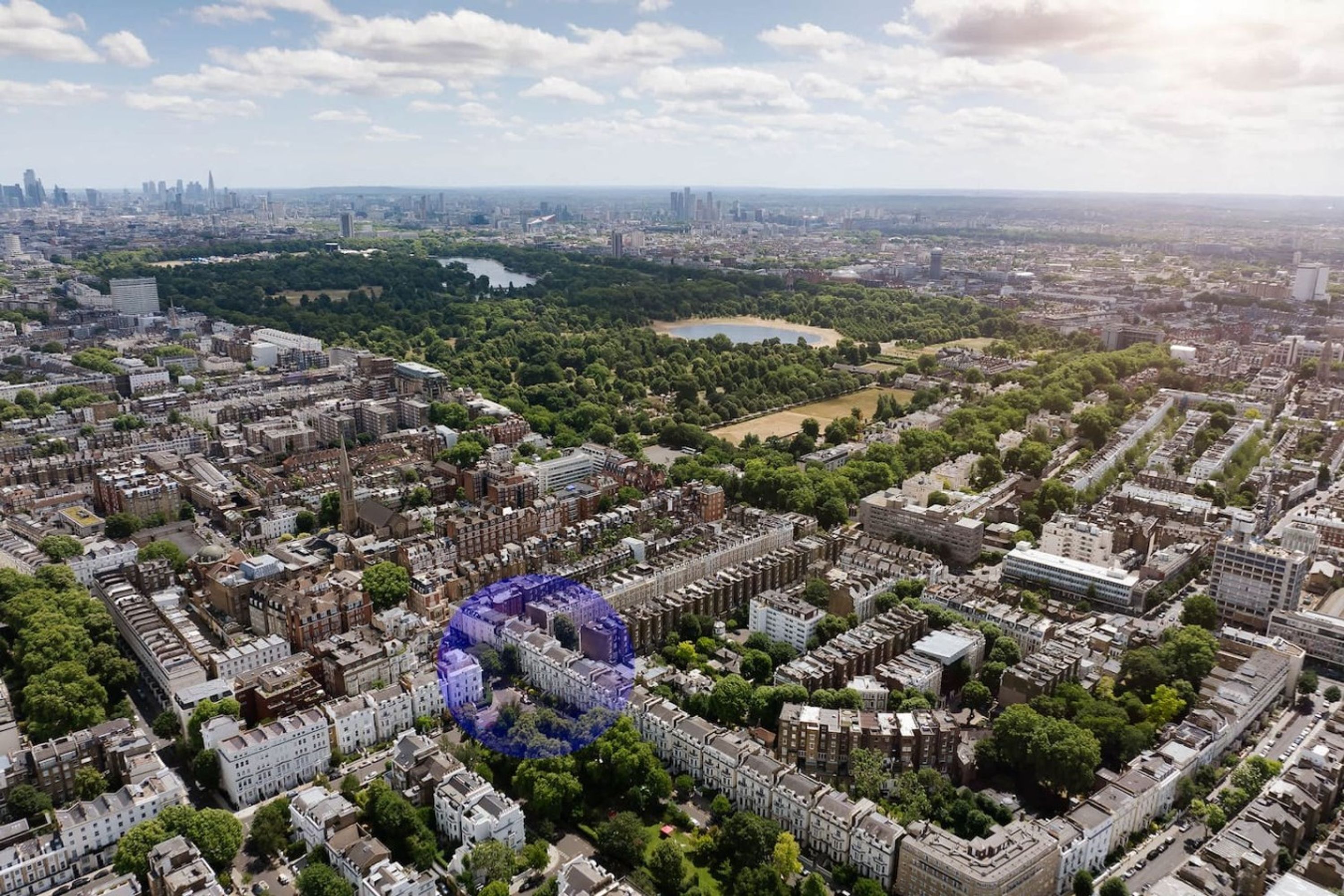 Vista aérea de un paisaje urbano con edificios densos, un parque grande y un río.