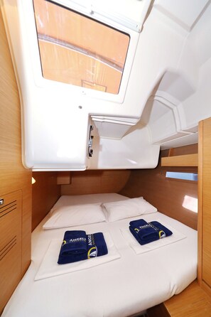 A compact cabin with a bunk bed, a small window, and neatly folded towels. - Sun-Kissed Sailing Adventure in Zadar, Croatia (Biograd na moru)