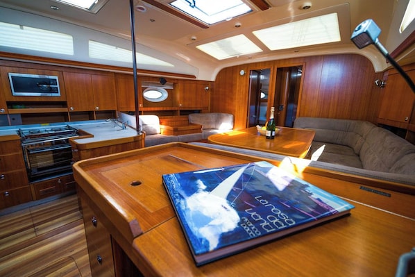 Ein Yacht-Interieur mit Essbereich, Küche und Sitzgelegenheit.