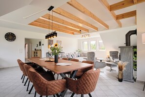 Dining - "12 Monkeys" Vacation Rental—No Parties Allowed! (Stuhr)