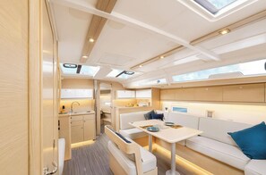 Un intérieur compact comprenant un coin cuisine, un espace salon et une petite table.