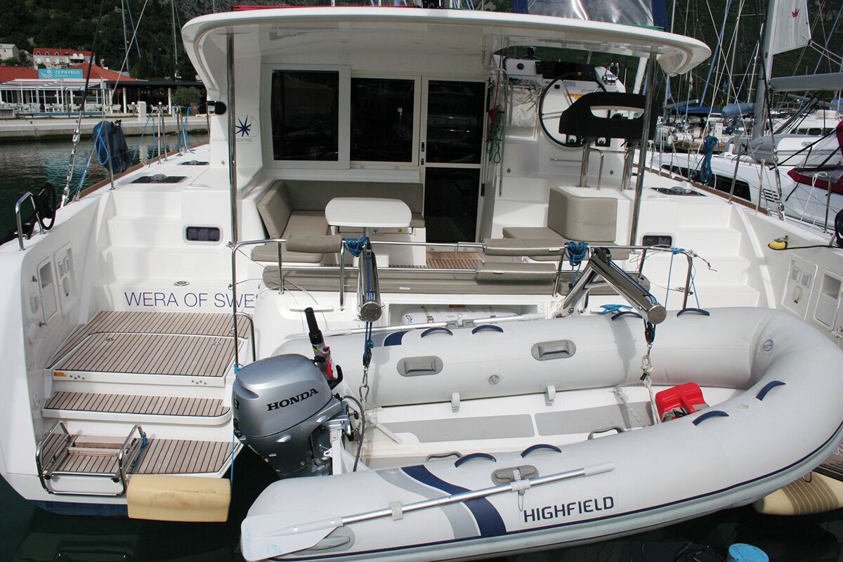 Un bote con zona de estar, un motor fueraborda Honda y el nombre de marca 'HIGHFIELD' en el lateral.