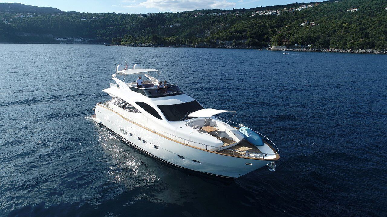 Un grand yacht doté de plusieurs ponts, d’une plateforme d’atterrissage pour hélicoptère et d’un vaste espace de pont.