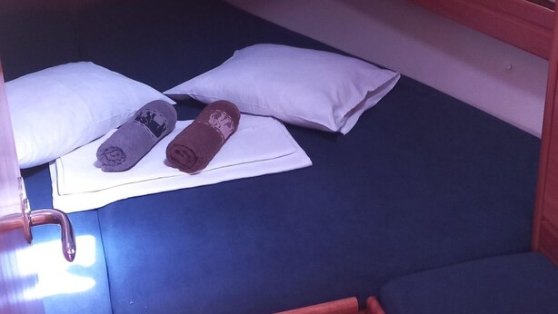 Ein gemütliches Häuschen mit Etagenbett, kleinem Tisch und Sitzbank.
