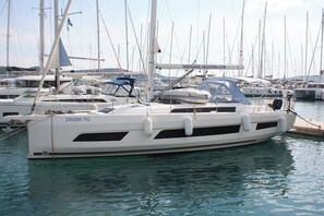 Un port de plaisance où sont amarrés de nombreux yachts.