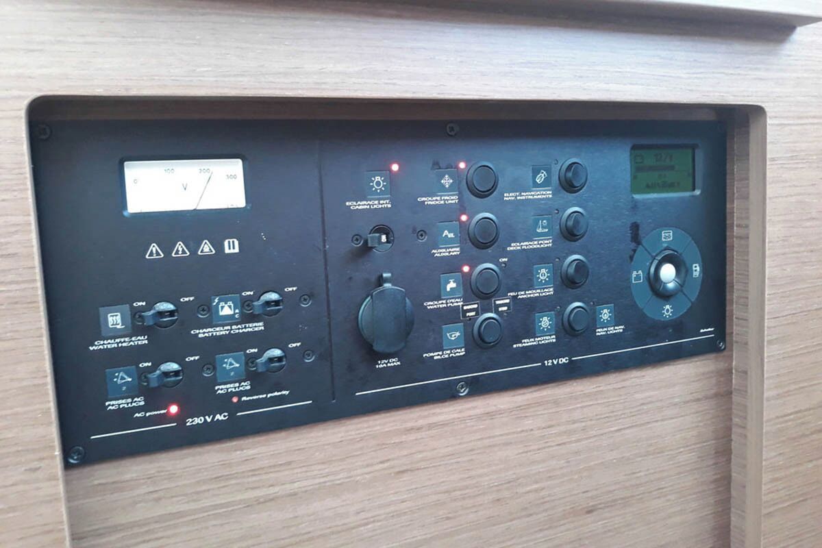 Un panel de control con varios interruptores e indicadores, incluyendo una pantalla digital y una etiqueta con la 표시 230 V CA.