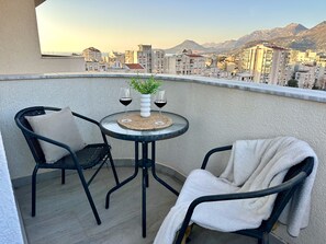 Outdoor dining - Alula Apartments "1" (Bar)