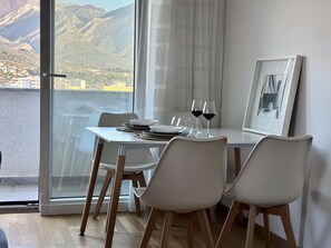 Dining - Alula Apartments "1" (Bar)
