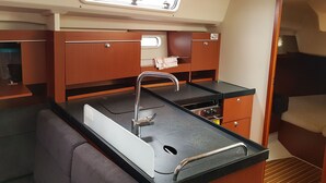 Una kitchenette pequeña con pileta, grifo y alacenas.