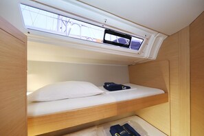 Een stapelbed met dakraam en televisie.