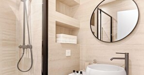 Dusche, Haartrockner, Handtücher, Shampoo