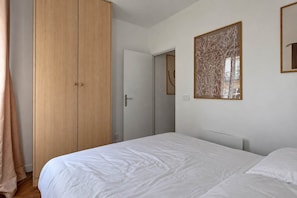 Room - Elegant 2BR Retreat · Sleeps 4 · Heart of Paris (Paris)