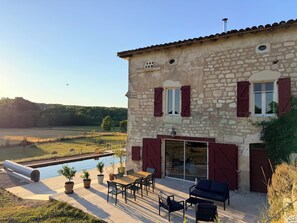 Outdoor dining - Charming vacation rental for 6 people, with a pool and hot tub. (Le Verdier)