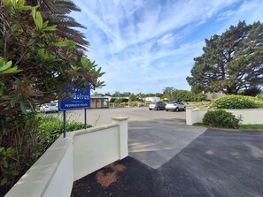 Property grounds - Mobile Home 'Côte de Granit Rose' with Shared Pool, Private Terrace & Garden, "Ty Men Roz" (Trégastel)
