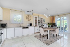Wasserkocher mit Kaffee-/Teezubehör, Kühlschrank, Mikrowelle, Ofen