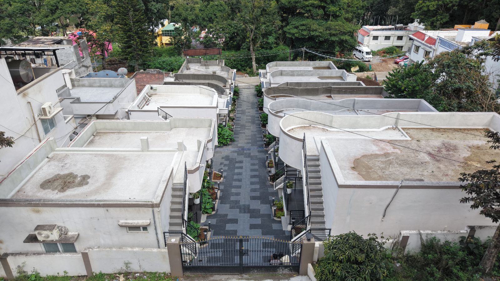 Un edificio residencial de varios pisos con una escalera central y un techo plano.