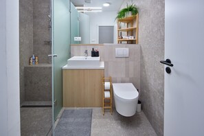 Shower, hair dryer, towels, soap - Modern 55m² Apartment in Modra Center, 5 Min to Forest Trails & Wineries (Modra)