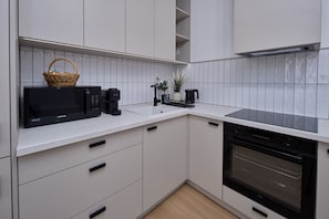 Private kitchen - Modern 55m² Apartment in Modra Center, 5 Min to Forest Trails & Wineries (Modra)