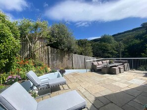 Eine Außenpatio mit Sitzgelegenheiten und einem Pool.