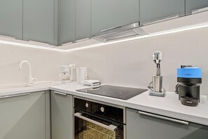 Réfrigérateur, micro-ondes, four, plaque de cuisson