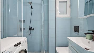 Shower, hair dryer, towels, shampoo