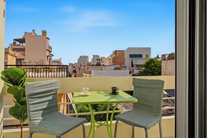 Outdoor dining - Zeta's House, 550m from Agios Antonios Metro (Peristeri)