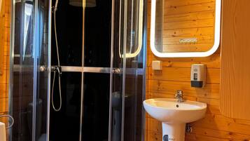 Douche, serviettes fournies, savon, papier toilette